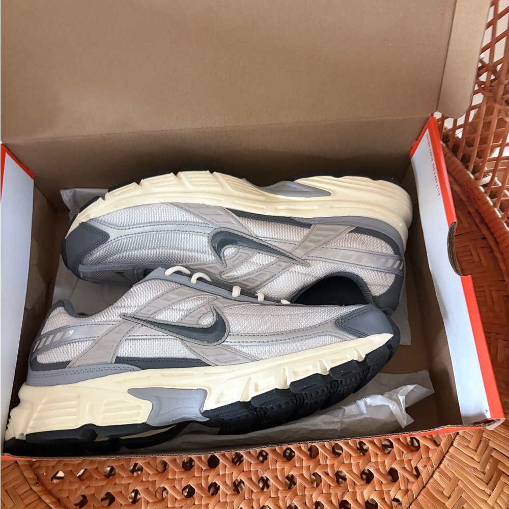 Nike Gray Sneakers Classic Athletic Design